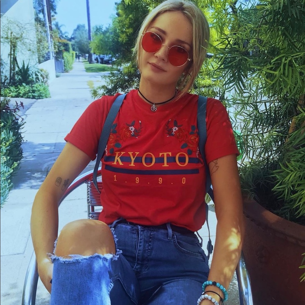 URBAN OUTFITTERS red graphic tee❤️